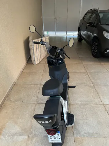 Scooter elétrica Luyuan Liva 10