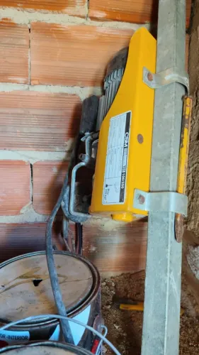 Vende-se Martele 220w Marca CAT, carriola semi nova, talha elétrica 300kg 220w, Corta Piso