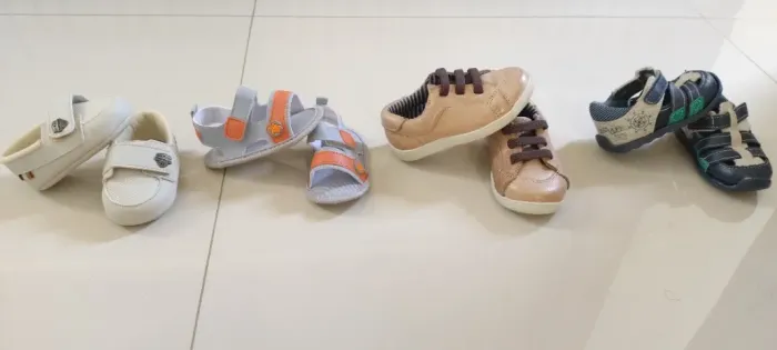 Lote de 4 sapatinhos/sandalias infantil