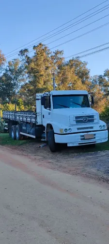 Caminhão Mercedes bens