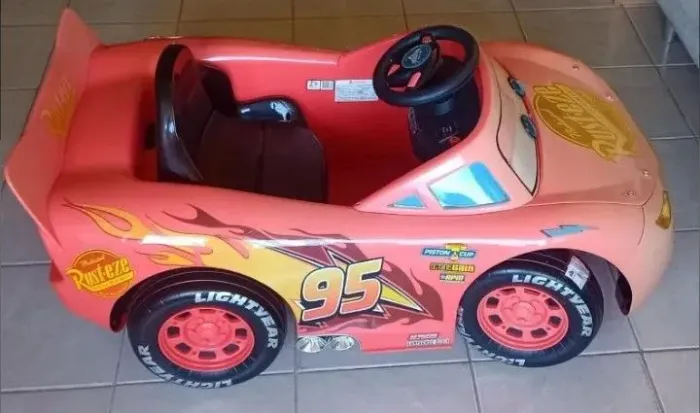 Carro elétrico do McQueen 