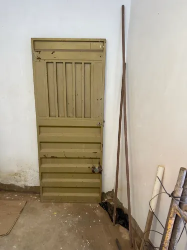 Vende-se porta de ferro