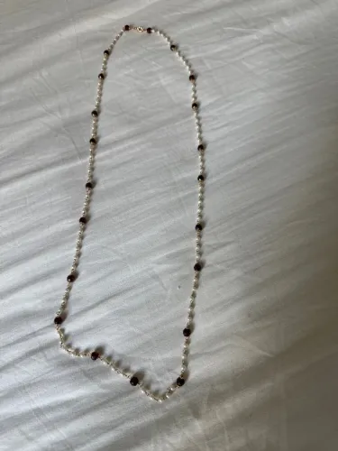 Colar dourado mini pérolas com cristais de granada