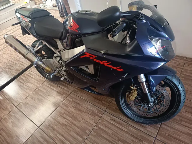 CBR 900