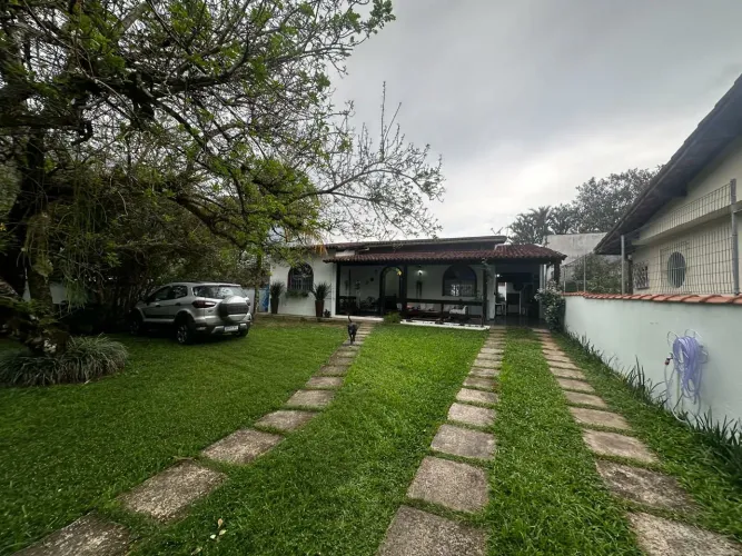 CASA COM OTIMO QUINTAL A VENDA EM MURIQUI