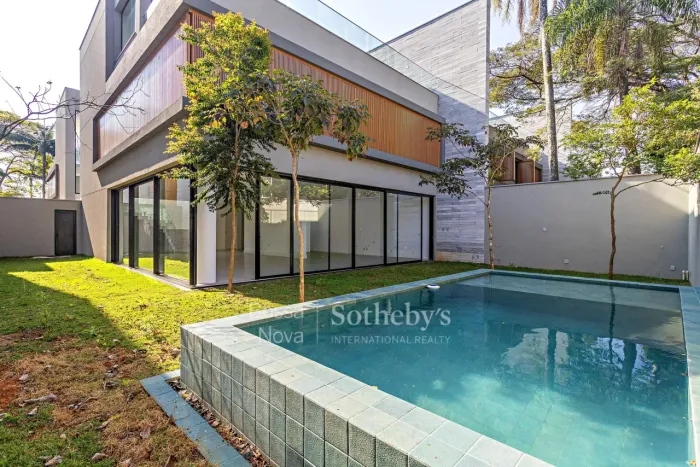 Casa de alto padrão projetada por João Armentano com paisagismo de Gilberto Elkis