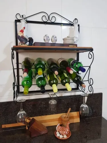 Adega de parede com prateleira 