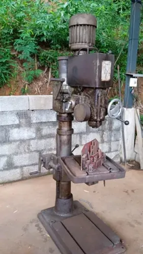 Furadeira de Coluna engrenada Usada-Marca Yadoya, Modelo S40