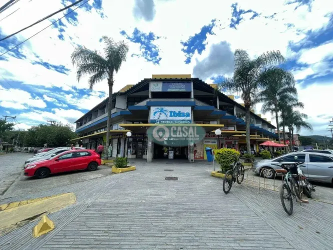 Sala Comercial no Shopping Ibiza, com Porcelanato no Piso e com Varanda.