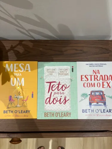 Livros da Beth O'Leary - Mesa para um, Teto para dois e Na Estrada com o Ex