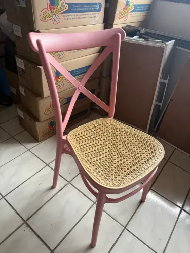 Cadeira Rosa Assento tipo Palhinha Sintética
