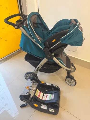 Carrinho, bebê conforto e base chicco