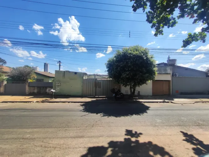 Lote com 400 Metros  Setor jardim America  com 3 Barracões com uma renda de 3 mil reais