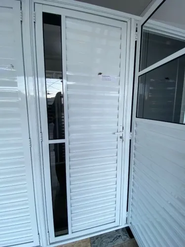 PORTA ALÚMINIO BRANCO COM VIDRO LATERAL 2.10X60,70 OU 80