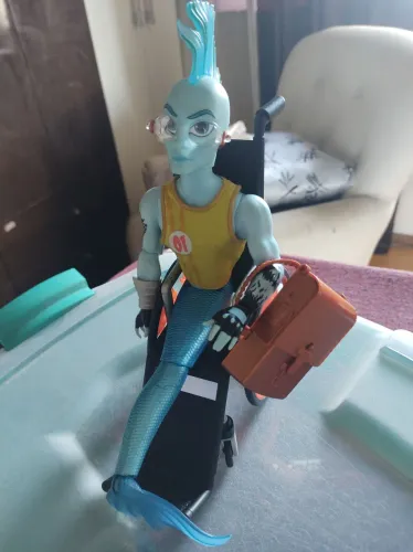 Boneca Monster High Finnegan Wave Blue em Cadeira de Rodas