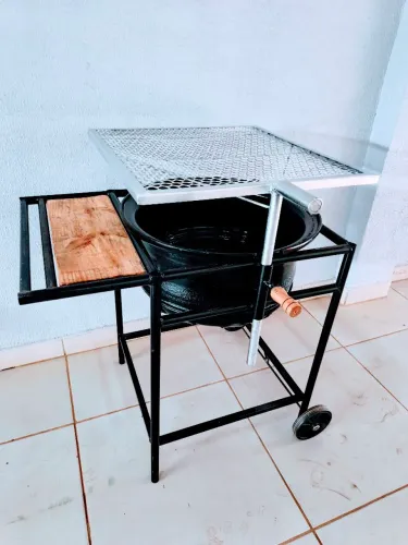 Churrasqueira Campana de caminhão com rodas e grelha inox regulável