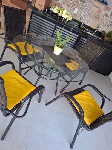 Jogo 4 cadeiras tramada e mesa com tampo de vidro 110cm