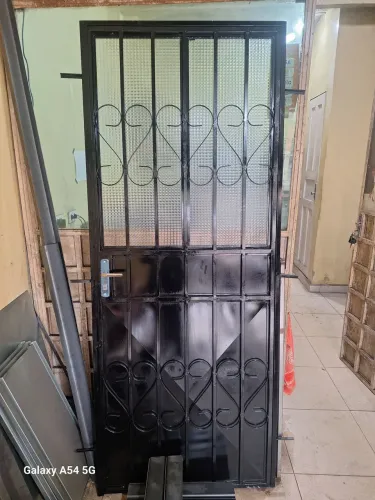 Porta de aço com vidro e design exclusivo