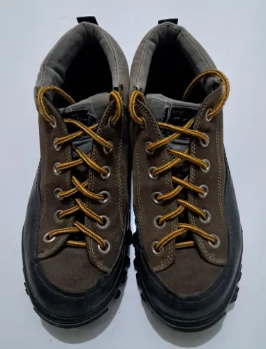 Sapatos de couro marrom com cadarços amarelos. Valor R$ 500,00