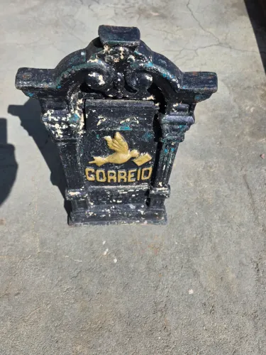 Caixa de correio antiga em ferro fundido