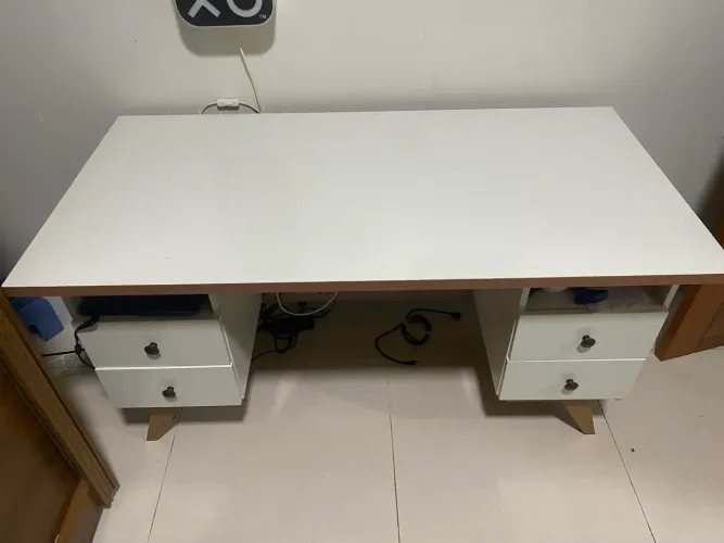 Mesa de Escritório/Estudos com Gavetas - Excelente Estado (3 anos de uso)