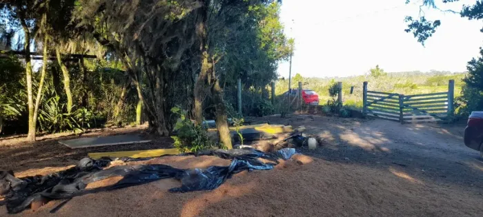 Lindo sítio 15 x 60 = 900m2 c/ Galpão 90m2 (requer reparos)