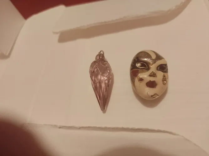 2 Pingentes máscara e Cristal Rosa