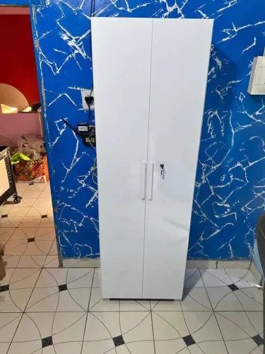 armário multiuso  com chave e  pés novo com entrega e  montagem grátis 