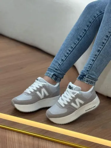 Tênis Feminino New Balance 574 Casual Flatform | Cinza e Branco | Estilo e Conforto Urbano