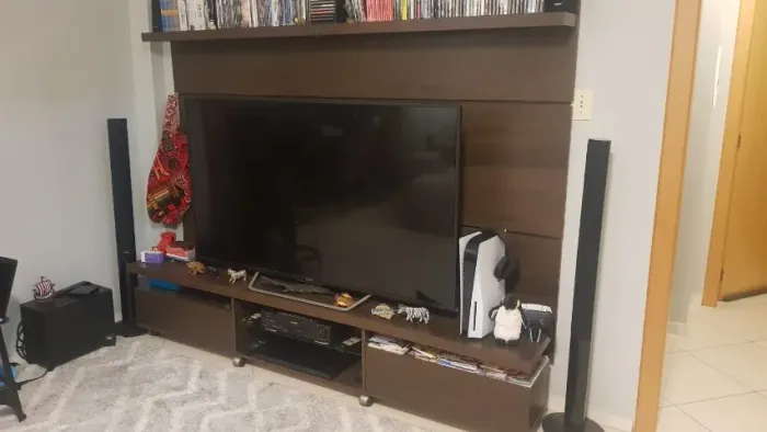 Rack tv com rodinhas e painel parede madeira 