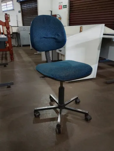 Cadeira de escritório giratória azul confortável