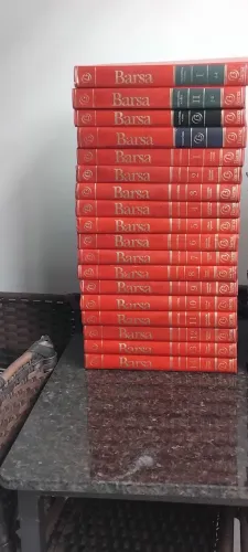 Duas enciclopédias Barsa.  Edições 1995 e 2001 em excelente estado de conservação. 