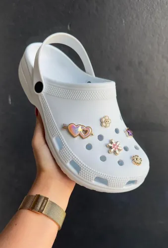 Chinelo Crocs Feminino Branco, Bege, Preto - Elegância com Conforto 
