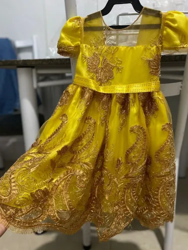 Vestido Infantil Amarelo com Detalhes Dourados