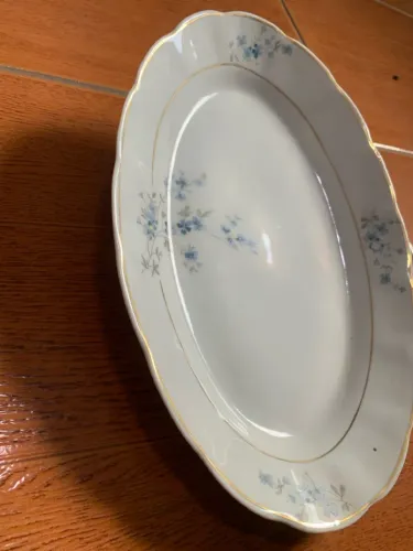 Travessa de porcelana com detalhes florais