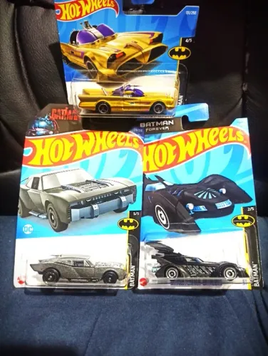 Lote  03 Carrinhos hot wheels Batman - Temáticos