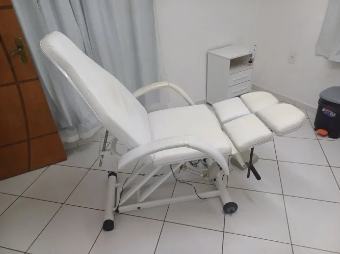 Cadeira de Podologia. Semiautomática, bipede e cor branca