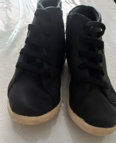 Bota infantil tamanho 26 preto  com zíper  usado  marca   Klin 