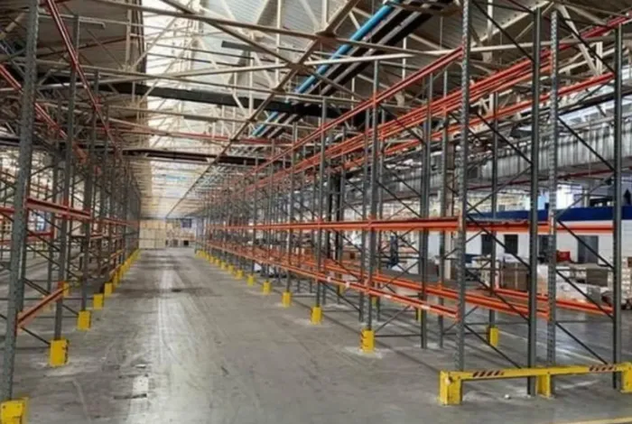 Vendo porta paletes. 300 montantes com 4,50m de altura e longarinas com 2,30m!