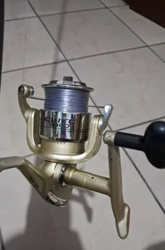 Molinete Marine 3000<br>Perfeito para pesca em lagos, praia<br>Com linha Nylon 0,50