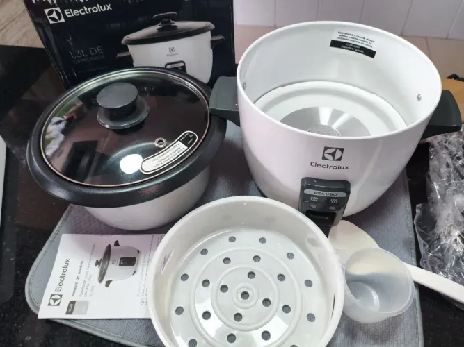 Panela de Arroz Elétrica Electrolux por Rita Lobo 1,3L Branca Efficient (RCB50) 220V