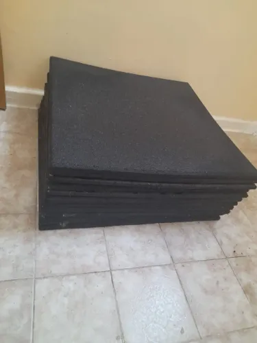 Piso emborrachado 50 x 50 cm para academia