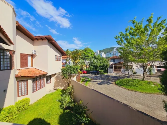 casa com quatro quartos sendo duas suites no Córrego Grande