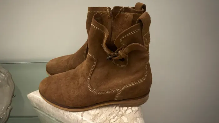 BOTA INFANTIL COURO MARCA ZARA TAM 32
