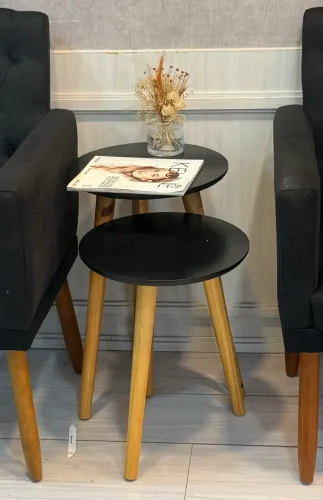 Conjunto de duas mesas de apoio redondas