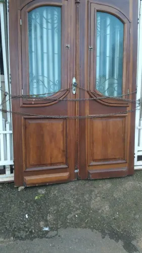 *VENDO PORTA DE MADEIRA MACIÇA *