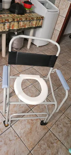 Cadeira de rodas para banheiro