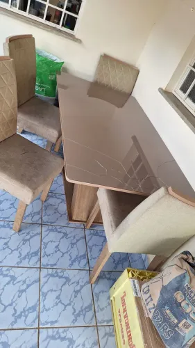 Mesa com 4 cadeiras