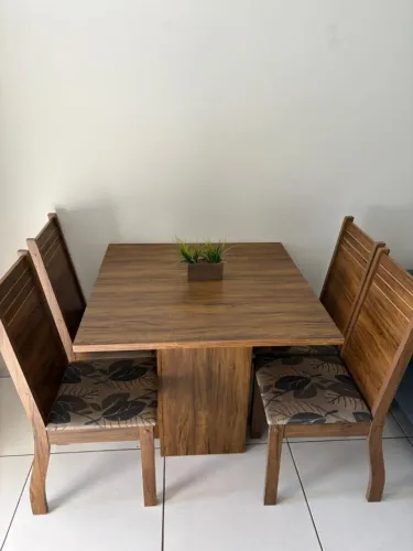 Mesa de jantar quadrada 4 cadeiras