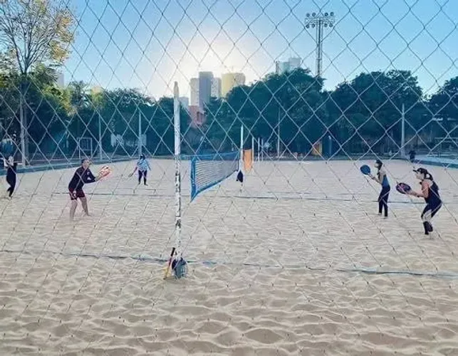 Rede de contenção para quadra de areia instalada